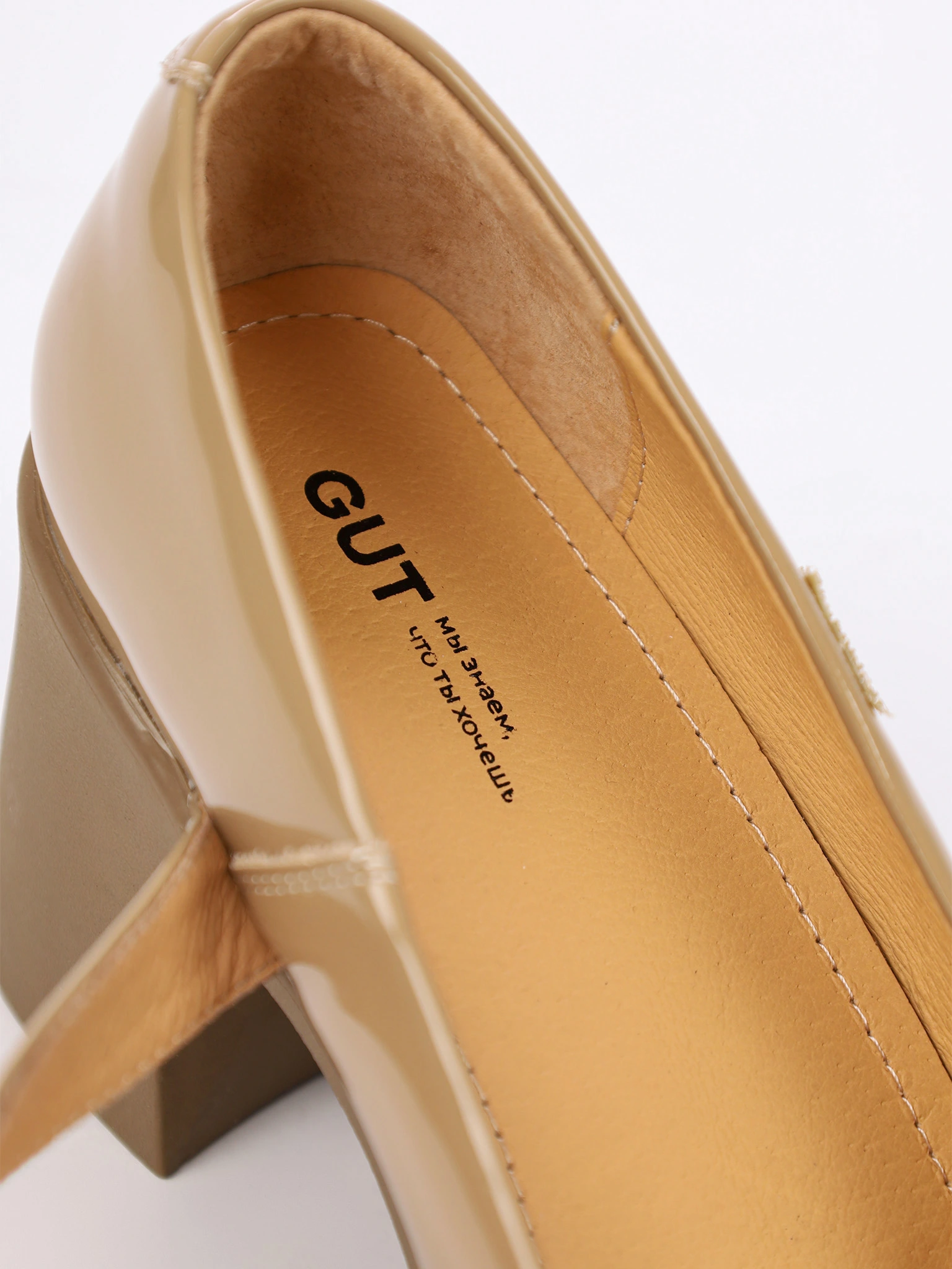 Туфли мэри-джэйн лакированные бежевого цвета на высоком каблуке